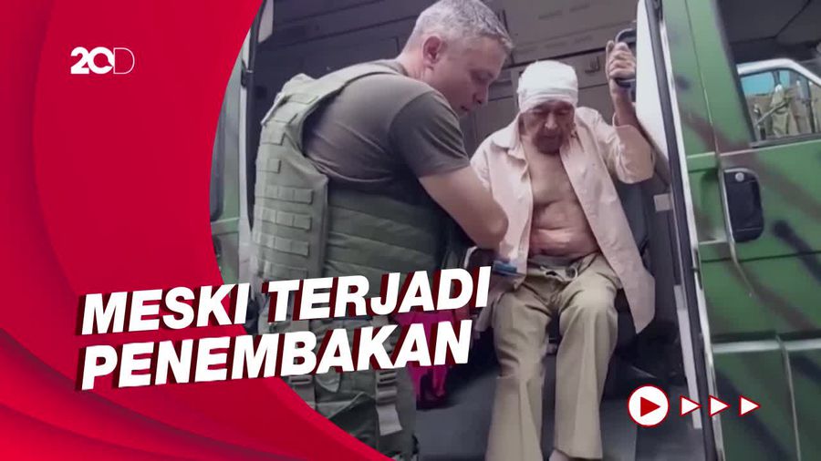 Momen Dramatis Polisi Ukraina Evakuasi Warga Tak Terjangkau Ambulans