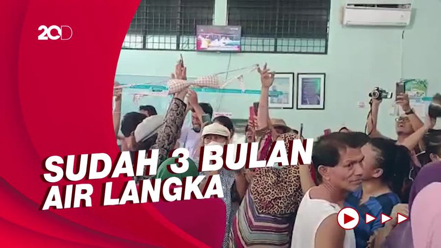 Air Mati, Emak-emak di Sumut Geruduk Kantor PDAM: Pukul Panci-Pamer Bra