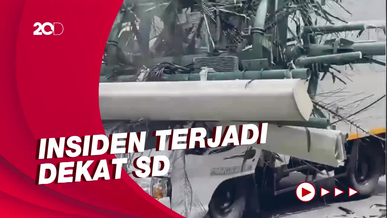 Kecelakaan Maut Di Depan SD Di Bekasi, Truk Trailer Tabrak Tiang Listrik