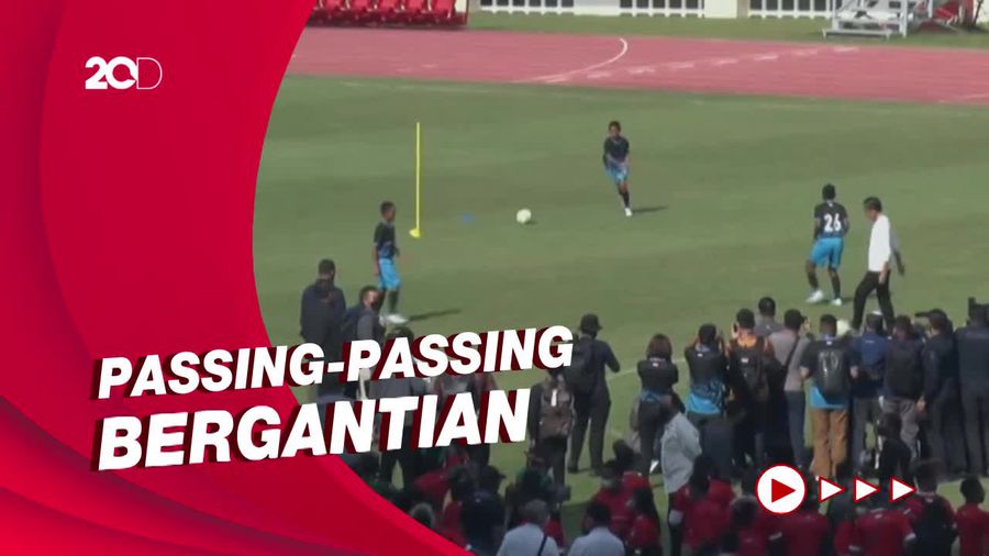 Aksi Jokowi Passing-passing Bersama Siswa Papua Football Academy