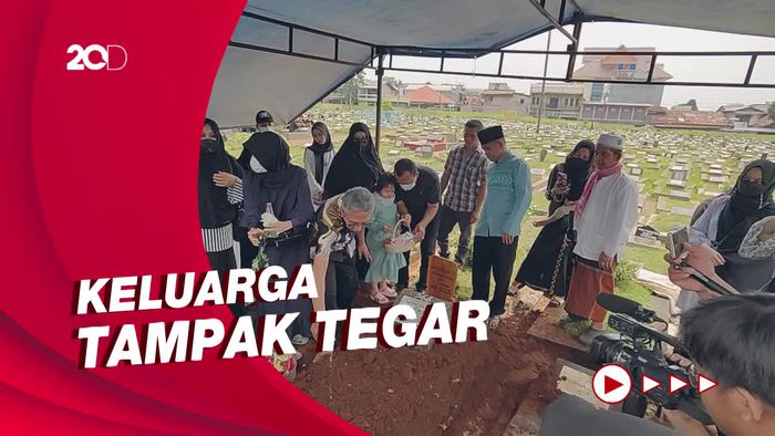 Suasana Pemakaman Ibunda Ressa Herlambang 