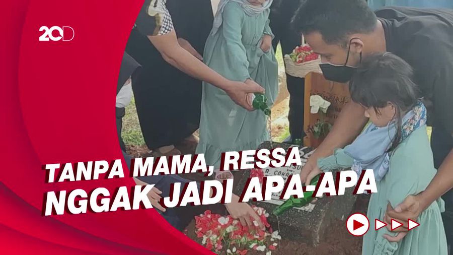 Tangis Ressa Herlambang di Makam Ibundanya