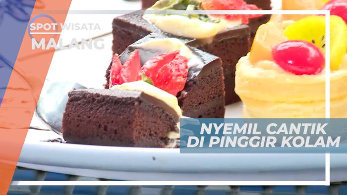Menikmati Manis Legit Camilan di Pinggir Kolam Renang, Malang