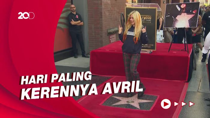 Momen Avril Lavigne Terima Bintang Penghargaan Hollywood Walk of Fame