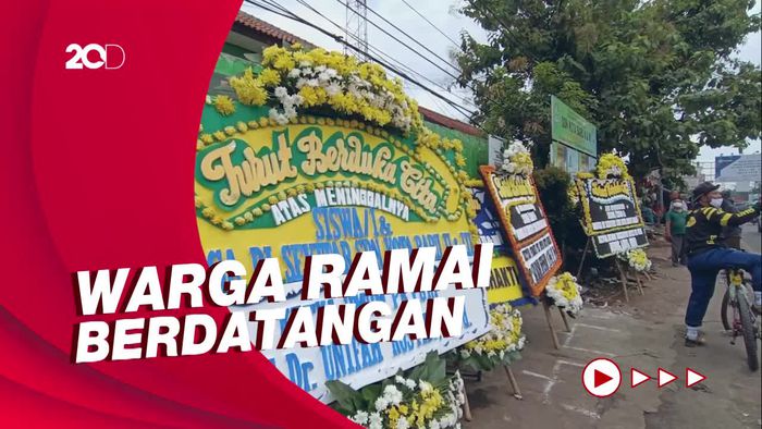 Karangan Bunga Berjejer di TKP Laka Maut SDN Kota Baru Bekasi 