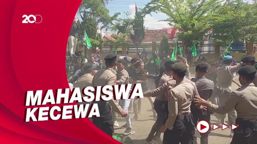 Demo Tolak Kenaikan BBM di NTB Ricuh, Mahasiswa-Polisi Bentrok