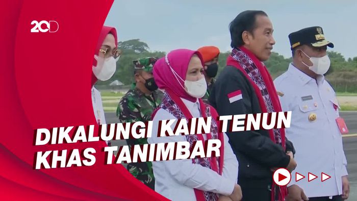 Momen Warga di Tanimbar Lari-larian Sambut Kedatangan Jokowi