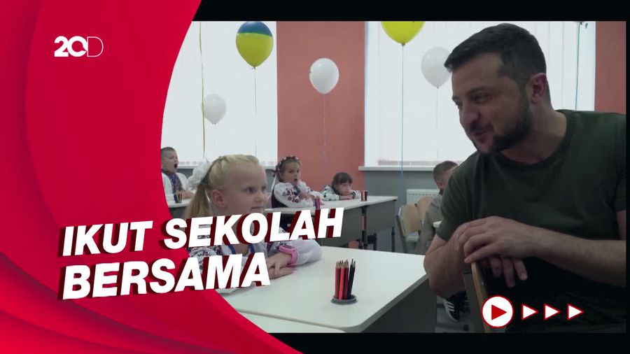 Senyum Zelenskiy Melihat Siswa-siswi Mulai Sekolah Lagi