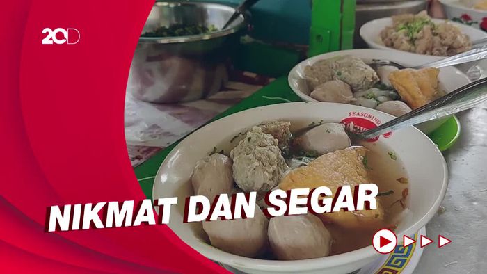 Menjajal Bakso Si Jangkung di Depan TPU Kepa Duri Jakarta