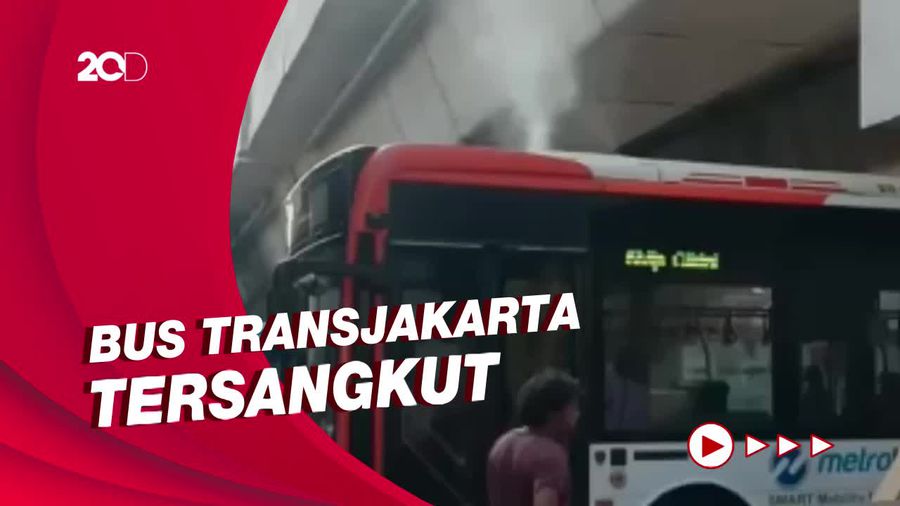 Bus TransJakarta Tersangkut di Jembatan Matraman hingga Keluarkan Asap