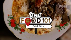 Rela Antre Panjang Demi Sepiring Gultik Stiker