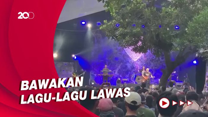 Bernostalgia di Konser Iwan Fals