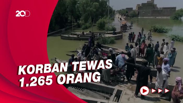 Banjir Pakistan Putus Akses Jalan, Warga Gunakan Perahu Cari Persediaan