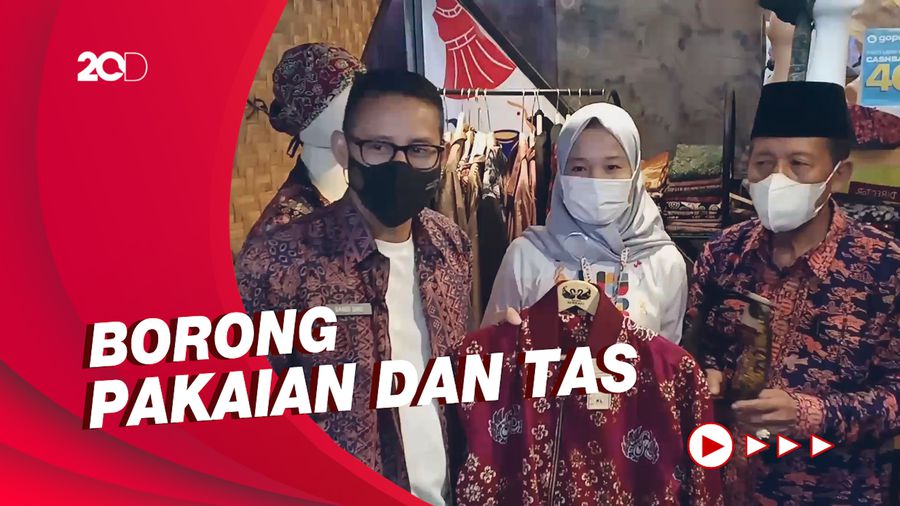 Momen Menparekraf Borong Produk UMKM Warga Jambi Sambil Promosi
