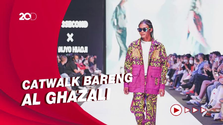 Aksi Bonge Catwalk di Jakarta Fashion and Food Festival