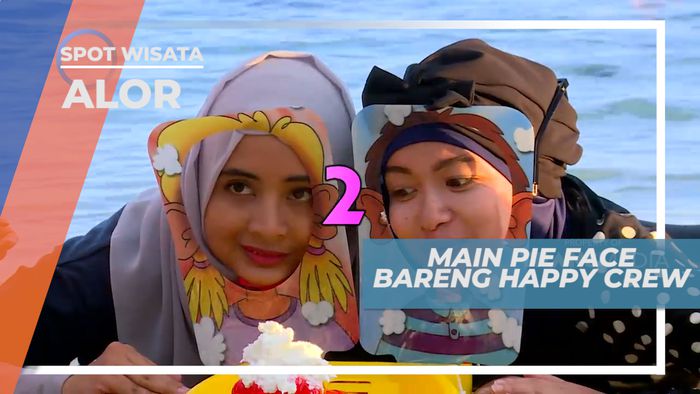 Bersantai Sore Hari di Pantai Alor dengan Penuh Tawa