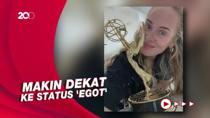 Raut Bahagia Adele Pose Bareng Piala Emmy Awards Pertamanya