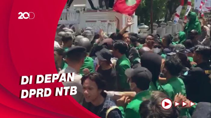 Demo Protes Harga BBM di Mataram Ricuh, Mahasiswa Bakar Keranda