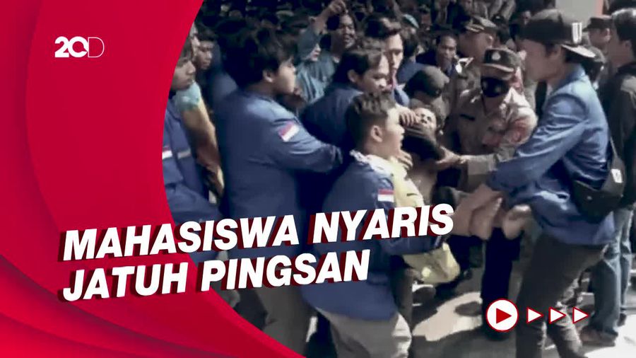 Demo Tolak Kenaikan BBM di Tasik Rusuh, Massa dan Polisi Baku Hantam!