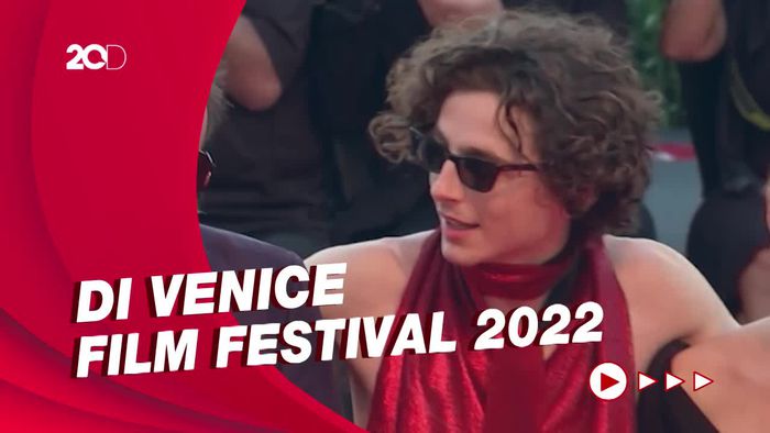 Gaya Serba Merah Timothée Chalamet yang Curi Perhatian