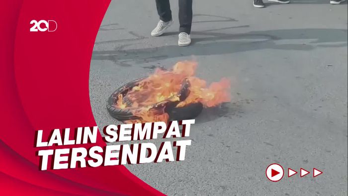 Demo Tolak Kenaikan BBM, Massa Bakar Ban di Bundaran Patung Kuda