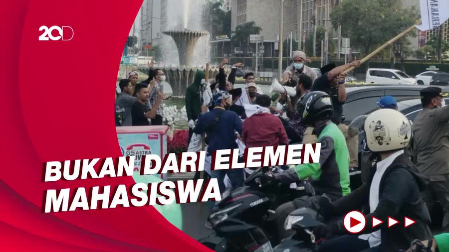 Polisi Amankan Sejumlah Pedemo Tolak Kenaikan BBM di Patung Kuda