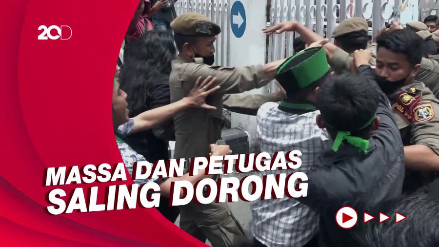 Ricuh Demo Tolak Kenaikan BBM di Polman, Pagar Kantor Bupati Dijebol