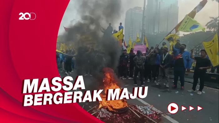 Memanas, Massa Demo Tolak Kenaikan BBM Terobos Kawat Berduri