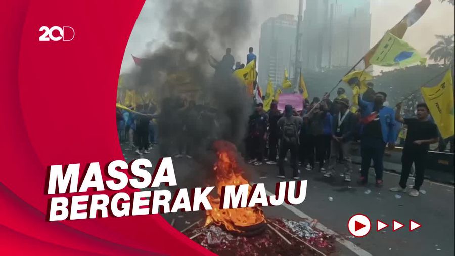 Memanas, Massa Demo Tolak Kenaikan BBM Terobos Kawat Berduri