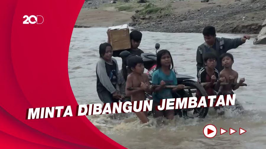 Sungai Mambu di Polman Meluap, Warga Tetap Nekat Menyebrang