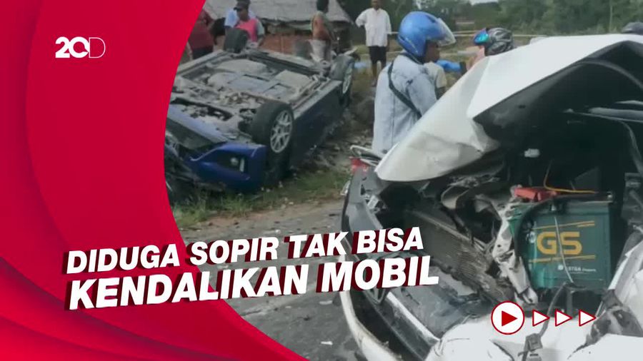 Dua Mobil Adu Banteng di Jalur Trans Sulawesi!