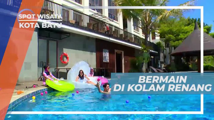Bermain Lempar Bola di Kolam Renang Penginapan, Kota Batu Jawa Timur