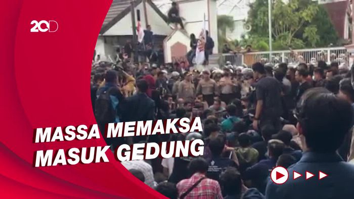 Demo Tolak Kenaikan BBM di DPRD NTB Ricuh Lagi!