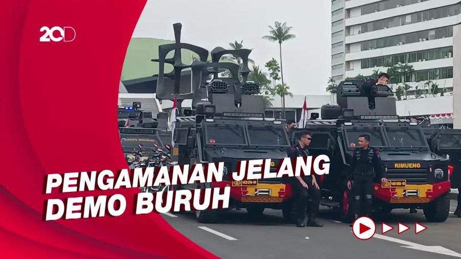 Kendaraan Taktis Siaga Jelang Demo Tolak Kenaikan BBM di DPR