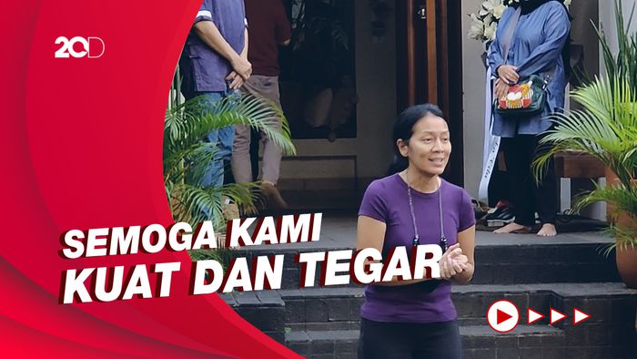 Ketegaran Dee Lestari Sampaikan Terima Kasih pada Para Pelayat