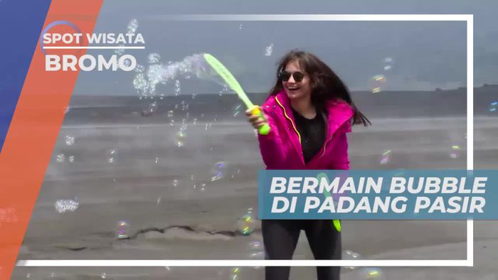 Bermain Gelembung di Lautan Pasir Gunung Bromo Jawa Timur