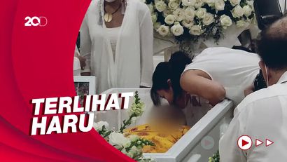 Momen Adik Kecup Jenazah Reza Gunawan di Rumah Duka Pluit