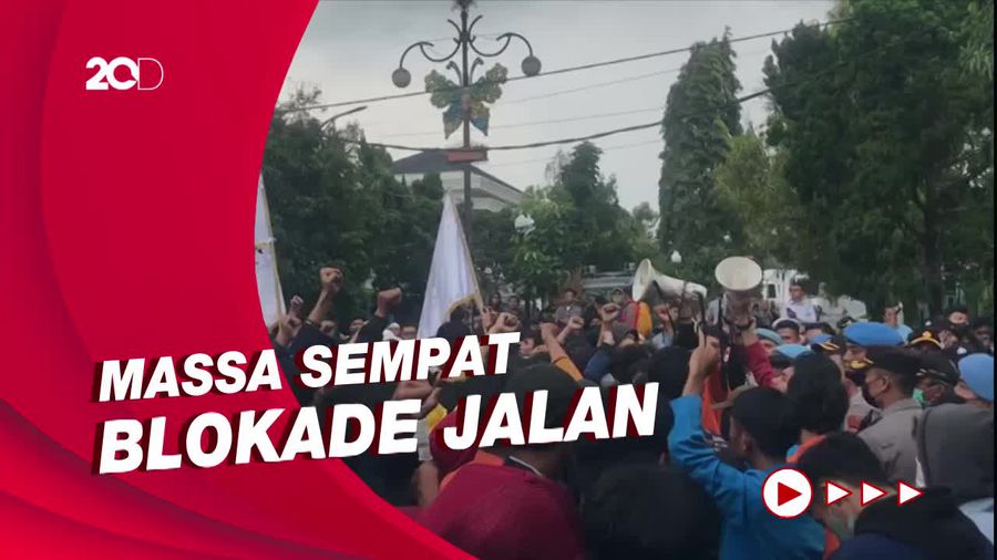 Demo Mahasiswa Tolak BBM Naik di DPRD Kota Sukabumi Ricuh