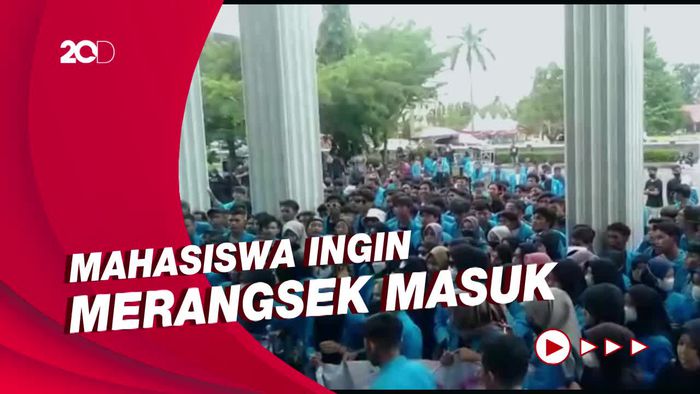 Saling Dorong Mahasiswa Jambi dan Polisi saat Demo Tolak Kenaikan BBM