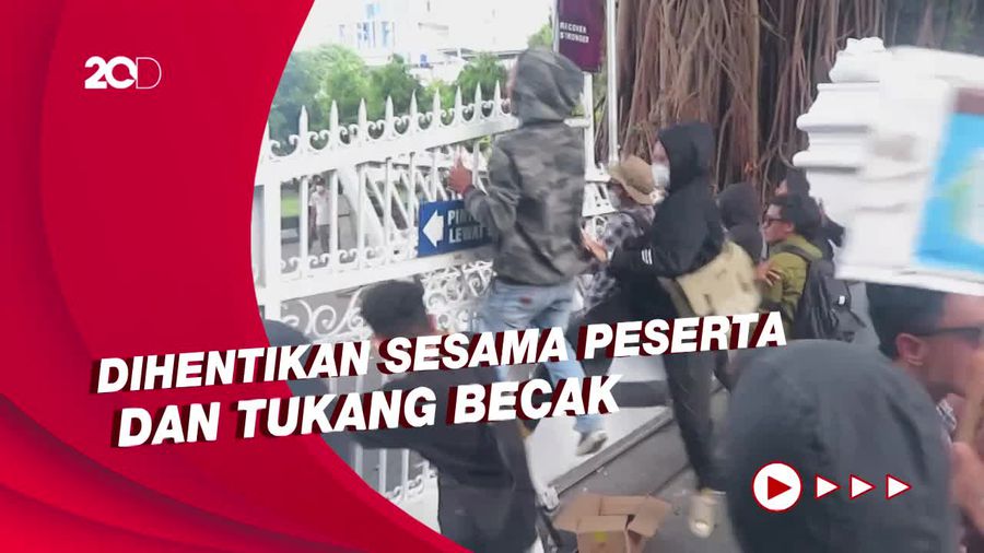 Peserta Aksi Berkaos Hitam Ricuh, Robohkan Pagar DPRD DIY