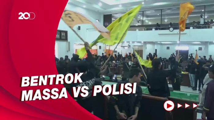 Ricuh Demo Tolak Kenaikan BBM di Lumajang, Mahasiswa Duduki Kantor DPRD