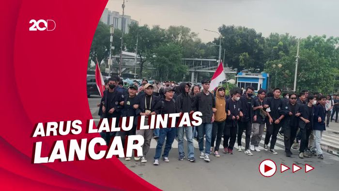 Demo Kenaikan Harga BBM di Patung Kuda Usai, Mahasiswa Bubar Diri