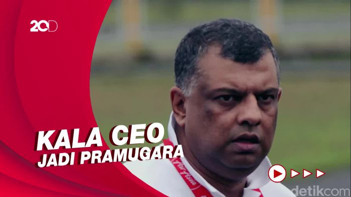 Kala Tony Fernandes Jadi Pramugara, Layani Penumpang dan Pungut Sampah