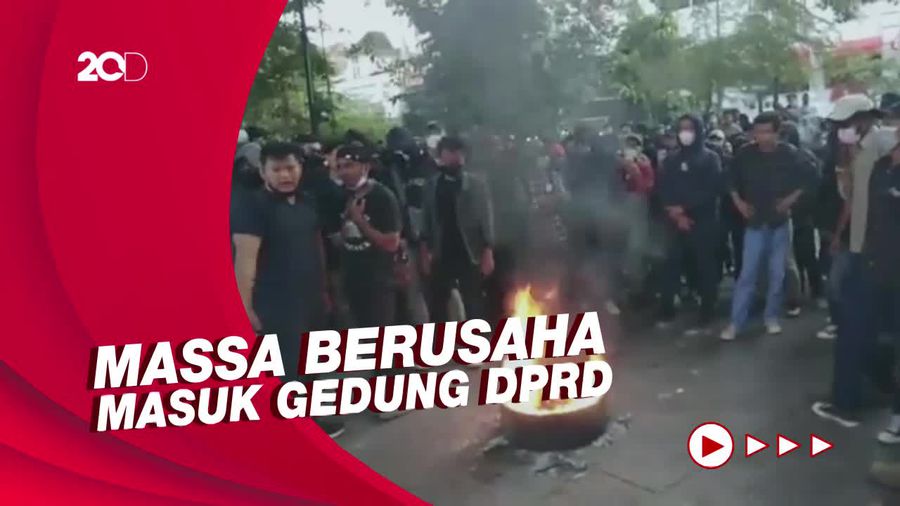 Demo Tolak Kenaikan Harga BBM di Malioboro Ricuh, Gerbang DPRD DIY Roboh