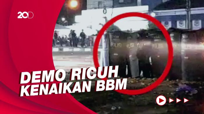 Heboh Tembakan Panah dari Barikade Polisi saat Demo Ricuh di Makassar