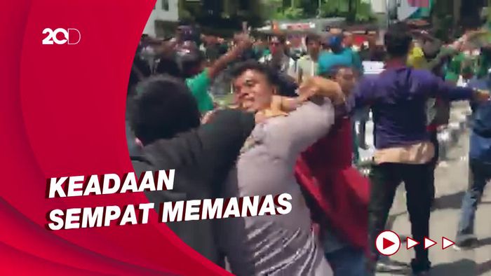Panas Aksi Demo Mahasiswa Tolak Kenaikan Harga BBM di DPRD NTB