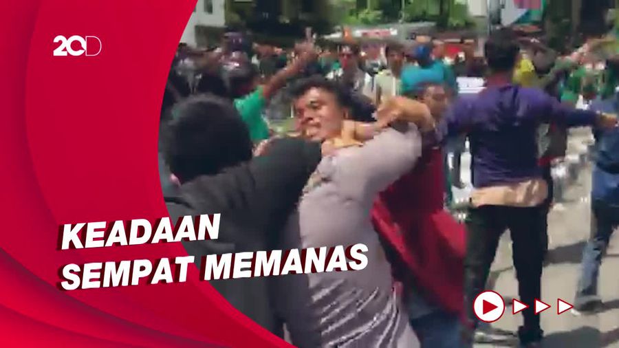 Panas Aksi Demo Mahasiswa Tolak Kenaikan Harga BBM di DPRD NTB