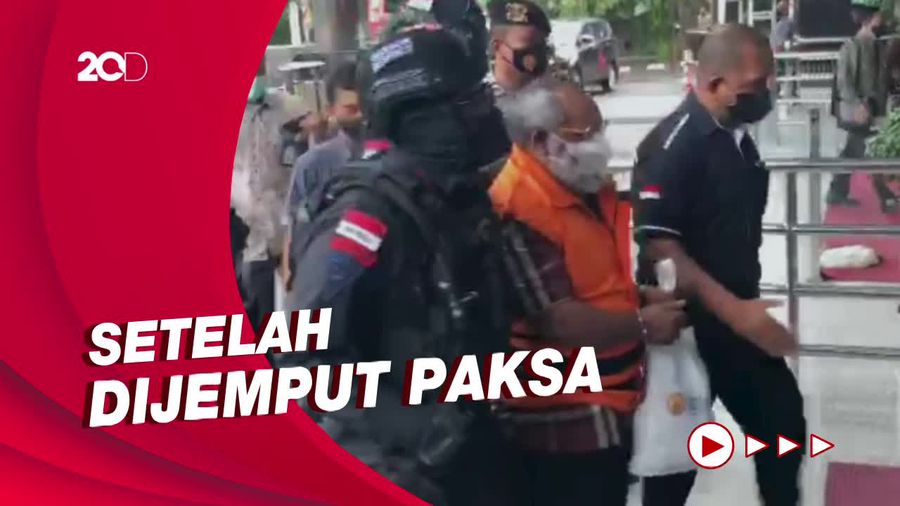 Penampakan Bupati Mimika Tiba di KPK, Berompi Oranye-Diborgol