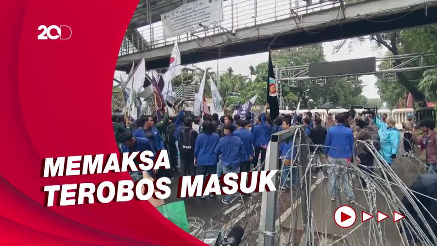 Memanas! Massa Demo Tolak Kenaikan Harga BBM Terobos Kawat Berduri