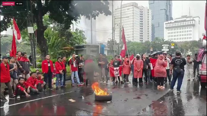 Demo Mahasiswa Menolak Kenaikan Harga BBM di Patung Kuda